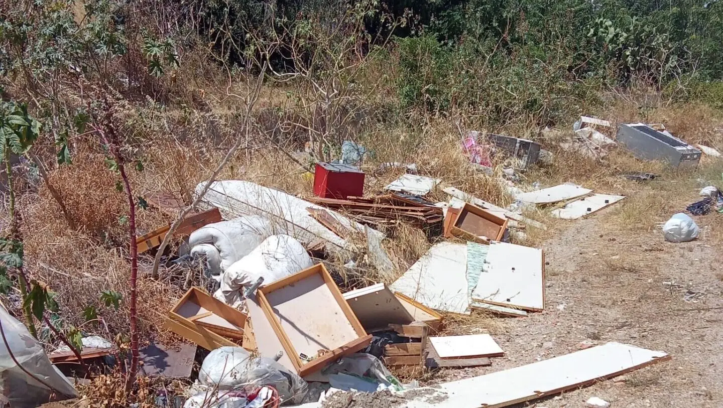Reggio, Costantino (FI): «Via Borrace Crocevia ridotta a discarica e teatro di incendi, il Comune intervenga»