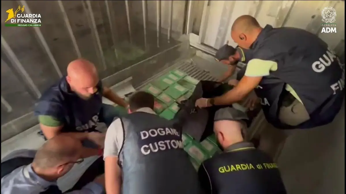 Porto di Gioia Tauro, guardia di Finanza e agenzia Dogane e Monopoli sequestrano 288 kg di cocaina - VIDEO