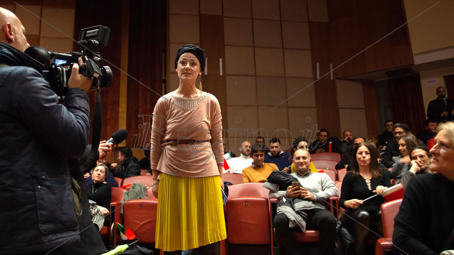 20191212 REGGIO CALABRIA CLJ Campagna elettorale della lega per le elezioni regionali, una giovane contesta Matteo Salvini durante il suo intervento. Foto ANSA/Marco Costantino