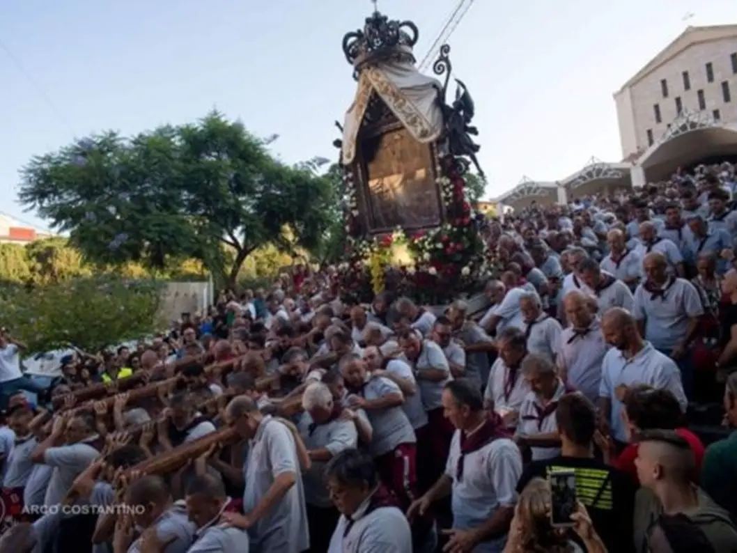Verso l’ultimo dei sette sabati di Maria: la Madonna si fa pellegrina di speranza in mezzo al popolo di Reggio