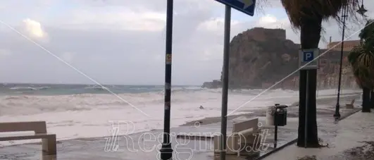 Scilla, Ciccone scivola sul lungomare e attacca i commissari