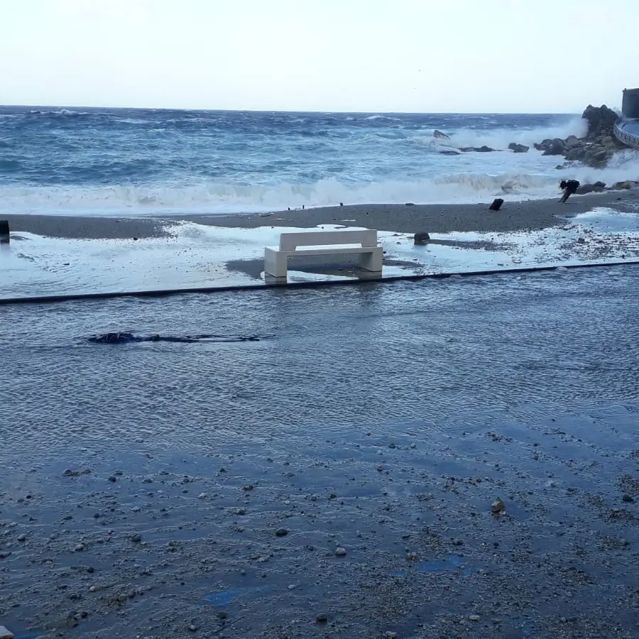 Bufera di acqua e vento su Reggio. Tromba d'aria sul porto di Gioia