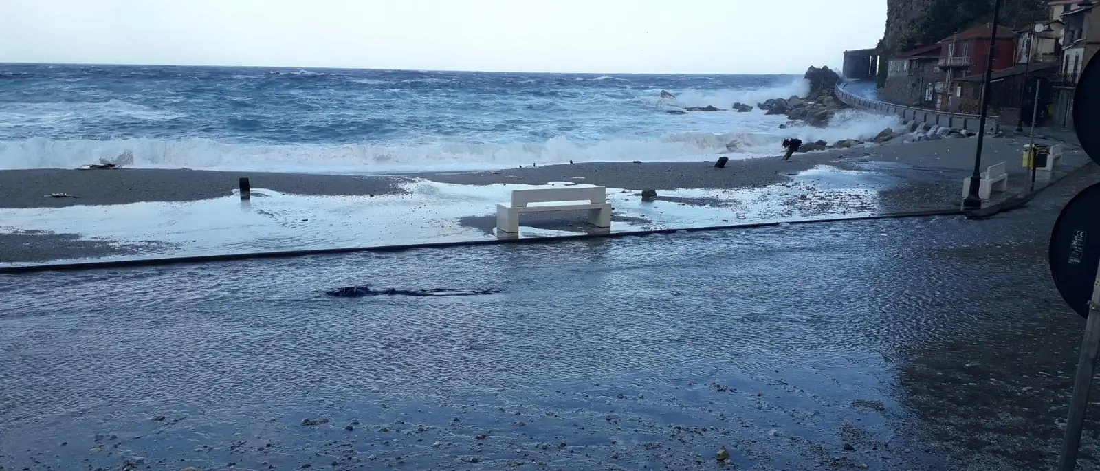 Bufera di acqua e vento su Reggio. Tromba d'aria sul porto di Gioia