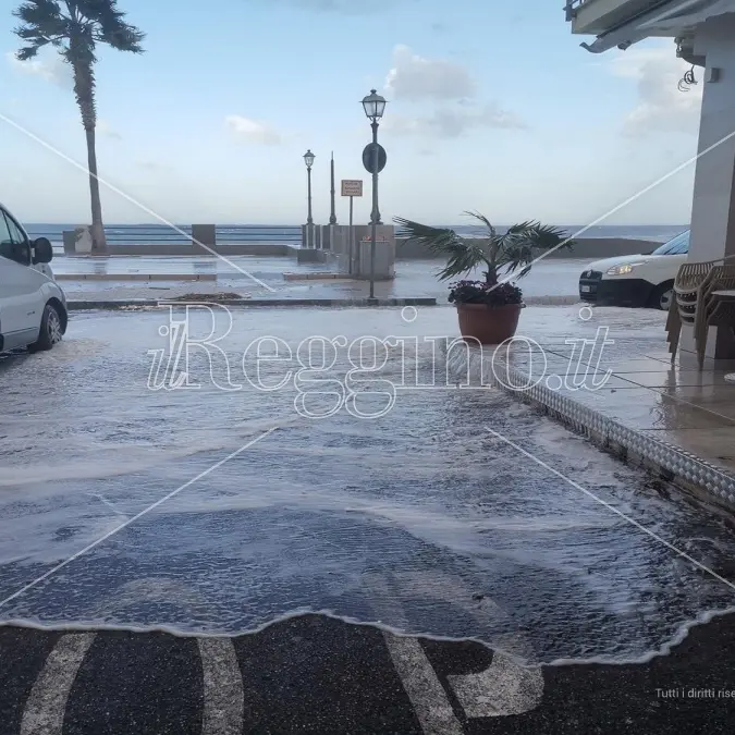 Maltempo, allagamenti a Scilla e Bagnara per il mare in burrasca