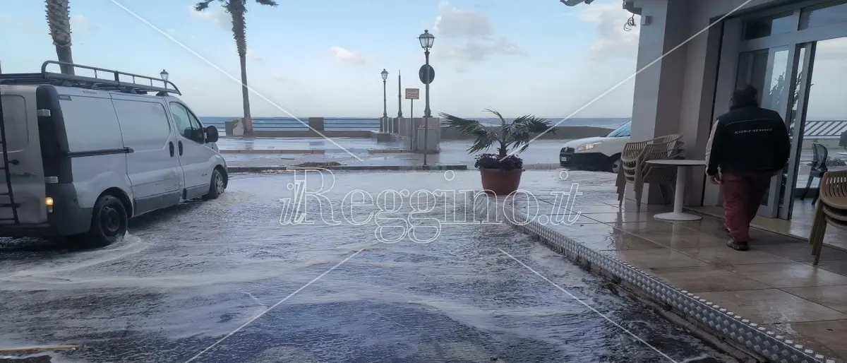 Maltempo, allagamenti a Scilla e Bagnara per il mare in burrasca