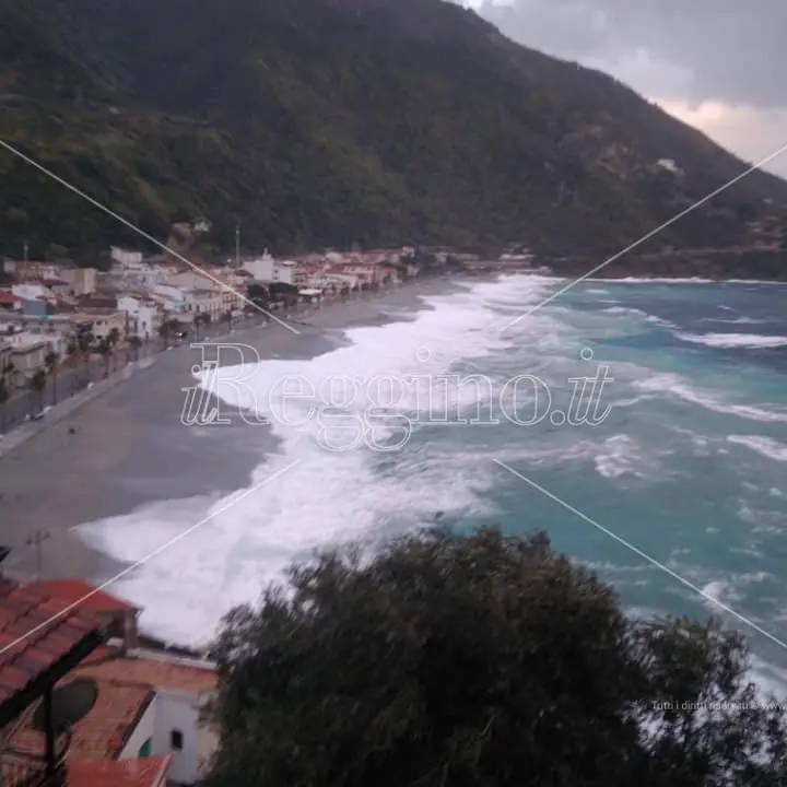 Dopo la mareggiata Occhipinti chiede interventi per Bova, Scilla e Bagnara