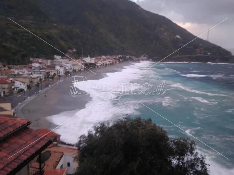 Dopo la mareggiata Occhipinti chiede interventi per Bova, Scilla e Bagnara