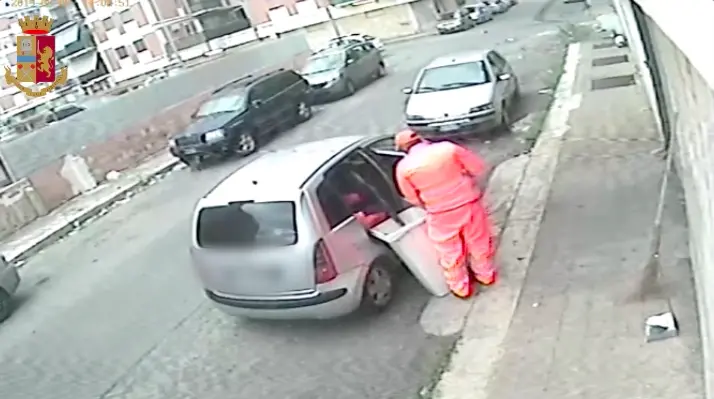 Si travestono da poliziotti e netturbini e tentano l'assalto al porta valori. NOMI E DETTAGLI