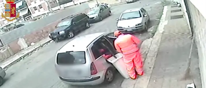 Si travestono da poliziotti e netturbini e tentano l'assalto al porta valori. NOMI E DETTAGLI