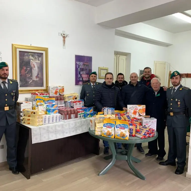 La Guardia di Finanza raccoglie generi alimentari per i più poveri