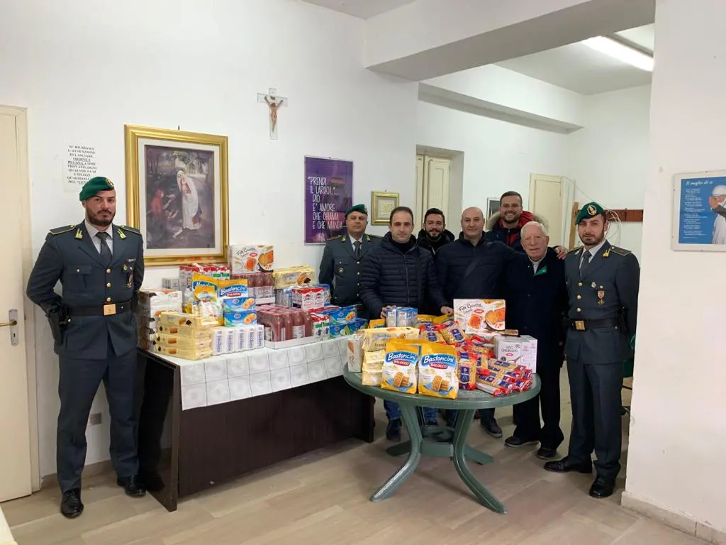La Guardia di Finanza raccoglie generi alimentari per i più poveri