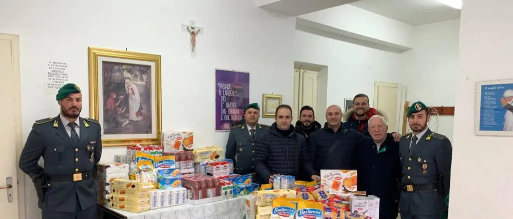 La Guardia di Finanza raccoglie generi alimentari per i più poveri
