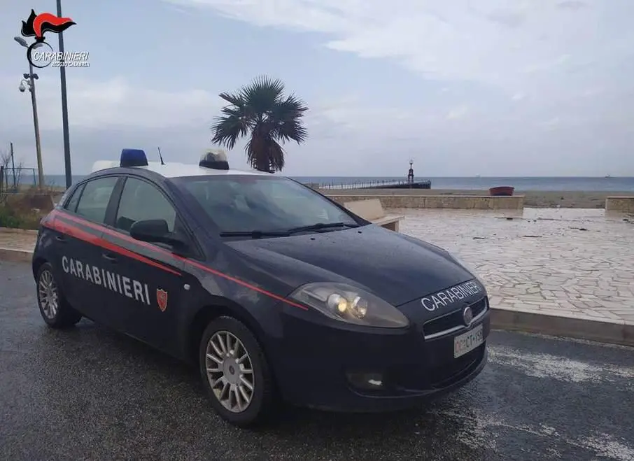 Gioia Tauro: tenta il suicidio, donna salvata dai carabinieri