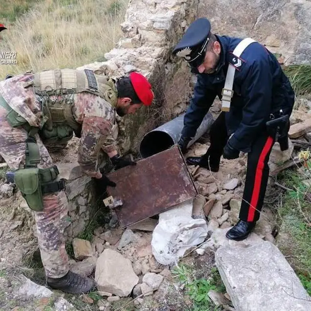 Reggio, fucili e cartucce trovati all'interno di un tubo