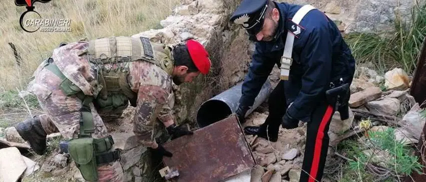 Reggio, fucili e cartucce trovati all'interno di un tubo