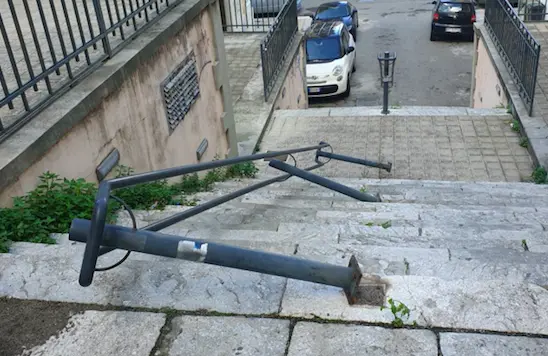 Reggio, vandali in azione in pieno centro: ringhiera divelta