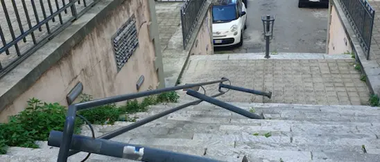 Reggio, vandali in azione in pieno centro: ringhiera divelta