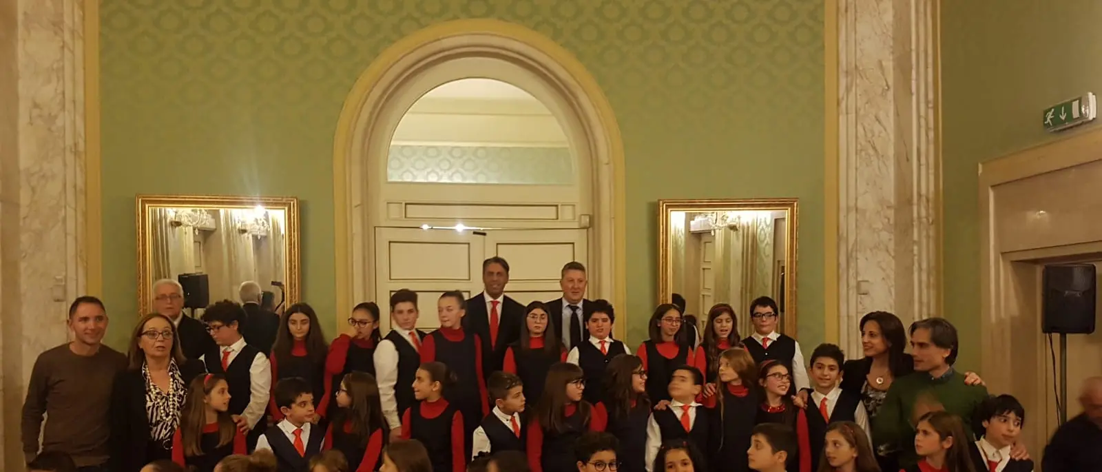 Natale a Reggio, al \"Cilea\" gli auguri in musica del coro scolastico comunale