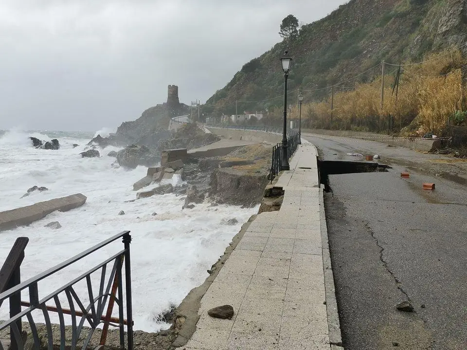 Bagnara, la mareggiata distrugge la strada che conduce al porto