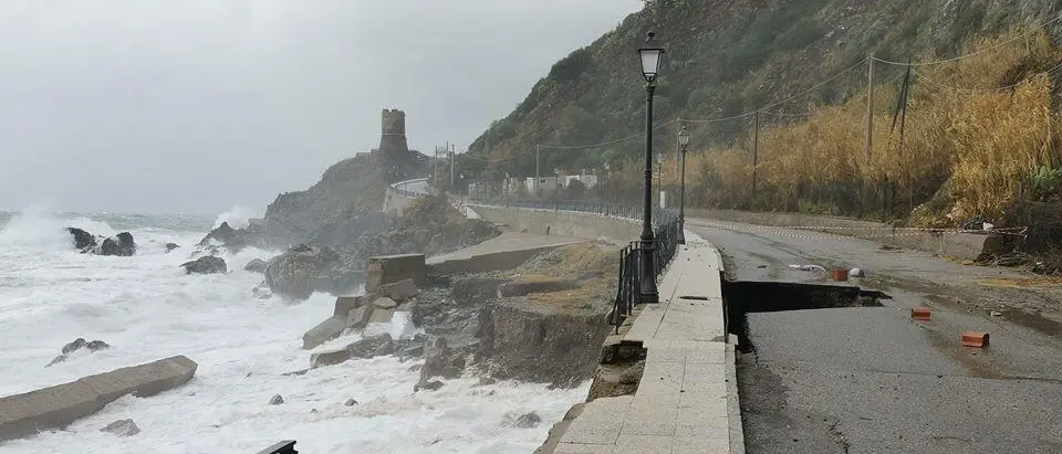 Bagnara, la mareggiata distrugge la strada che conduce al porto