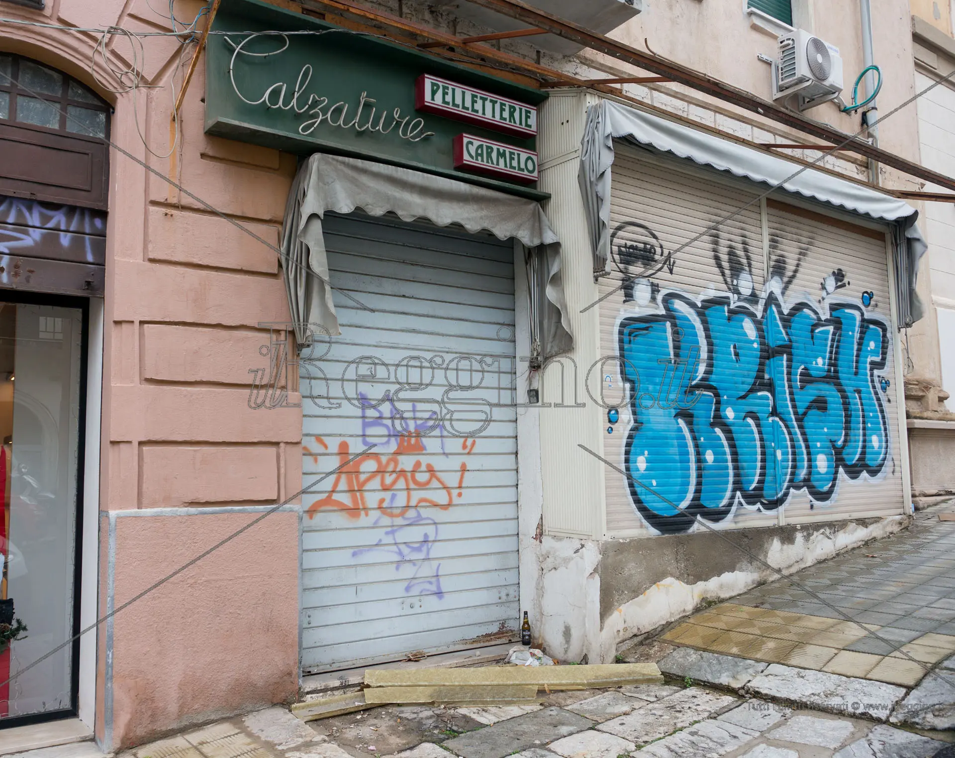 Via Filippini: quel tratto spettrale tra saracinesche abbassate e case che cadono in pezzi