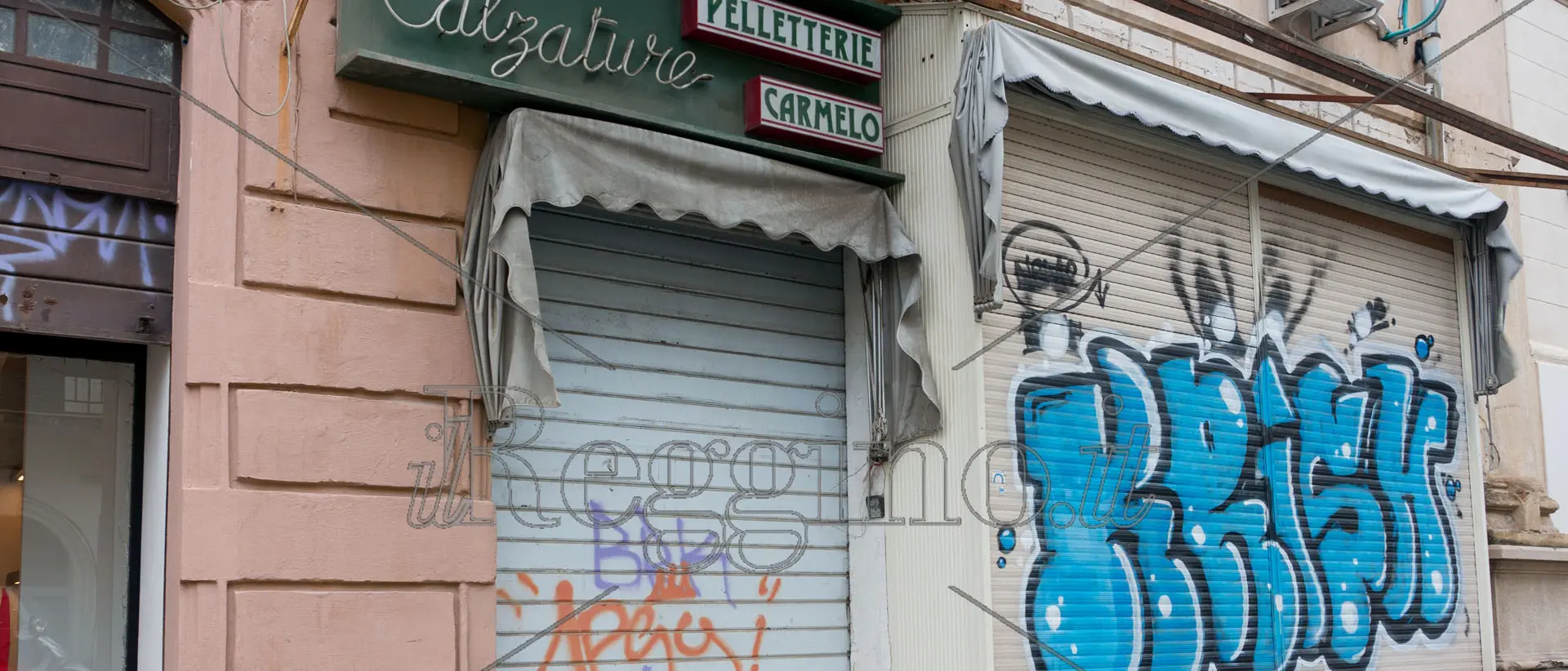 Via Filippini: quel tratto spettrale tra saracinesche abbassate e case che cadono in pezzi