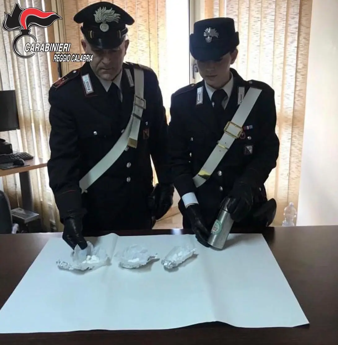 Scilla, cocaina nascosta dentro un thermos in un'area rurale