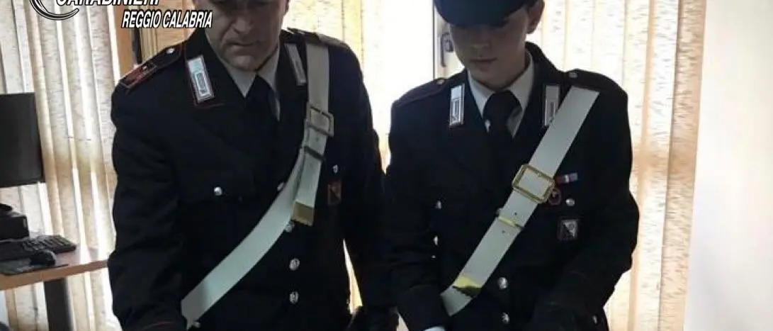 Scilla, cocaina nascosta dentro un thermos in un'area rurale