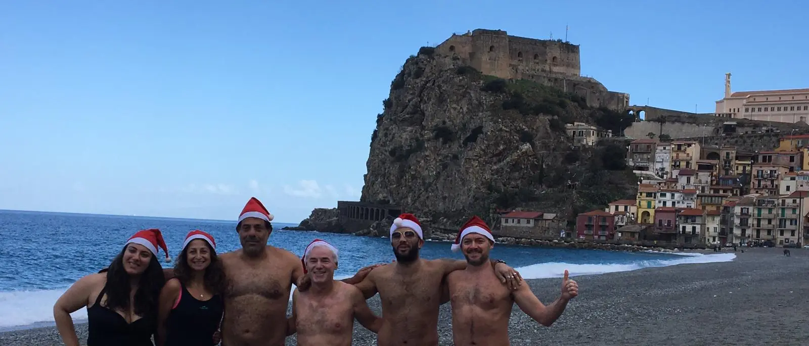 La mareggiata non ha fermato la tradizione del tuffo di Natale