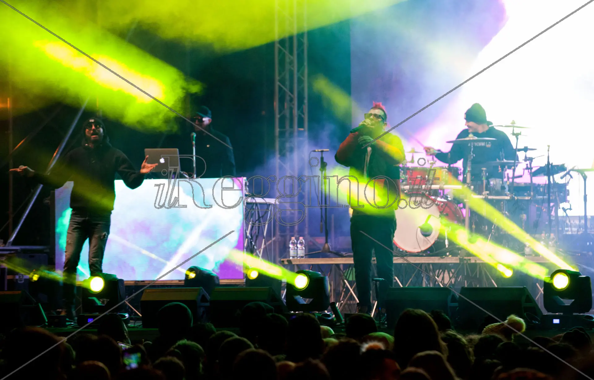 I Boomdabash a Reggio: «Siate orgogliosi di essere terroni. Il Sud non è razzista e accoglie»