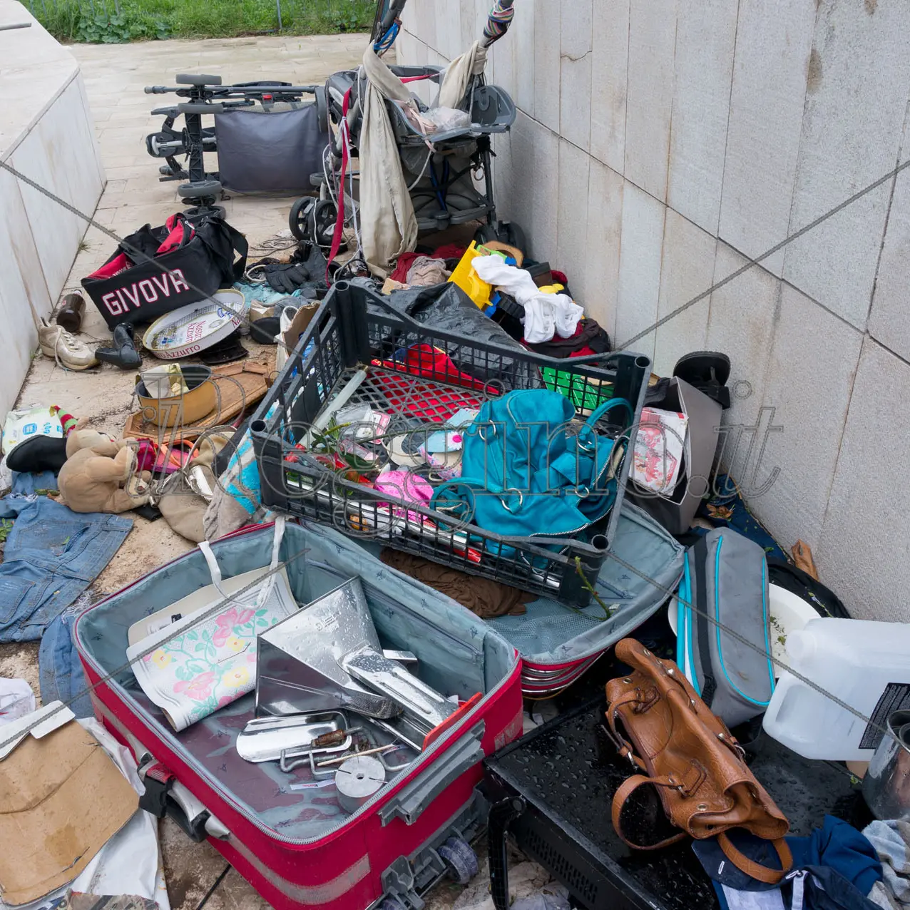 Tomba ellenistica, rifiuti e spazzatura non risparmiano nemmeno i siti archeologici