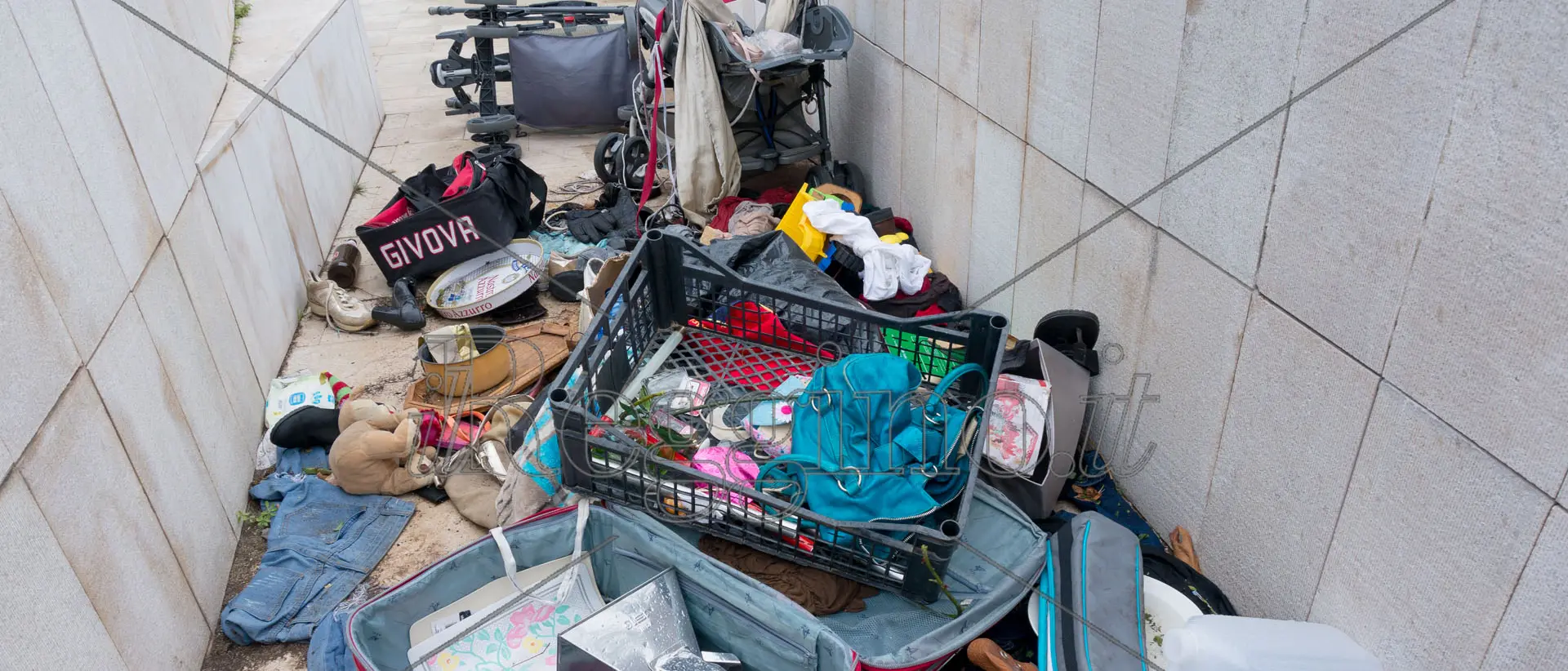 Tomba ellenistica, rifiuti e spazzatura non risparmiano nemmeno i siti archeologici