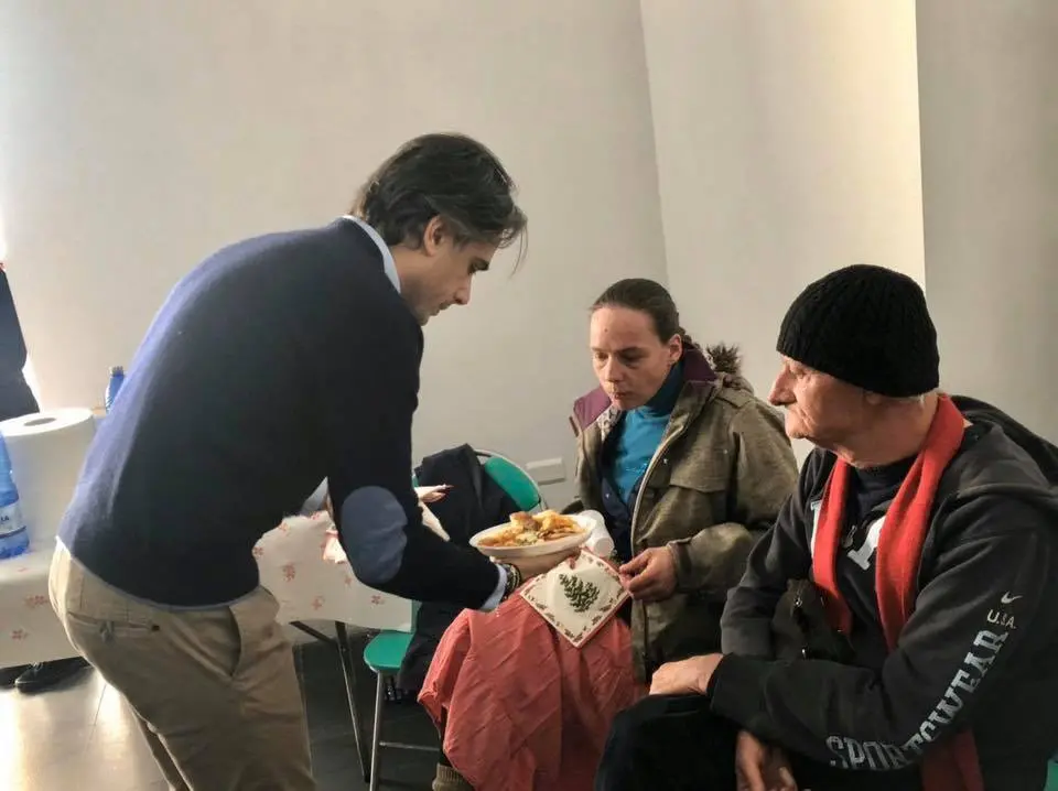 Falcomatà traccia il bilancio del 2019 mentre aiuta la Caritas. I rifiuti come priorità del 2020