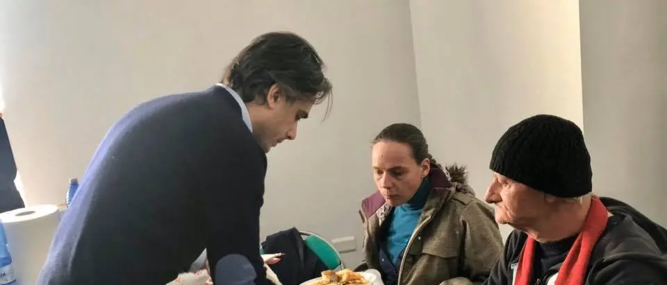 Falcomatà traccia il bilancio del 2019 mentre aiuta la Caritas. I rifiuti come priorità del 2020