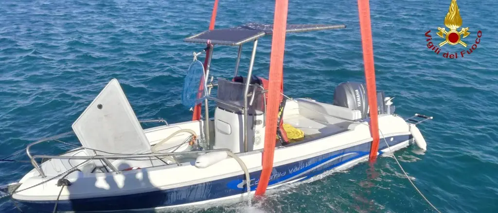 Villa San Giovanni, imbarcazione affondata recuperata dai pompieri