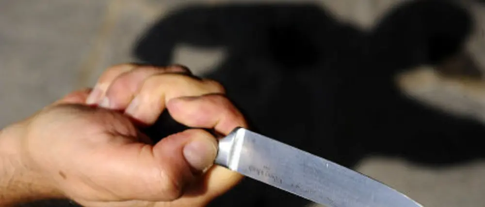 Locri, tenta di uccidere una ventenne con quindici coltellate: arrestato dai carabinieri