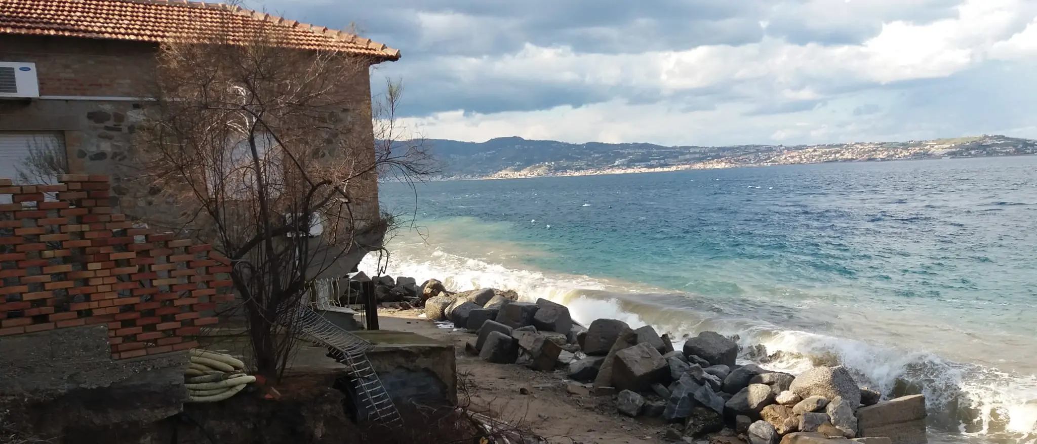 Erosione costiera a Villa, Comune al lavoro per mitigare l'emergenza