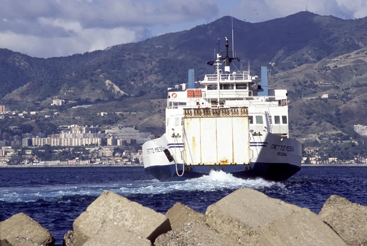 “SiciliaSiCura”. Da domani obbligatoria l’app anti-Covid per chi arriva in Sicilia