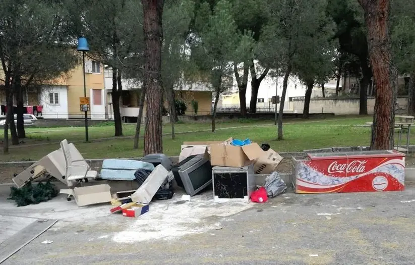 Abbandono rifiuti ad Archi, appello ai cittadini: «Più rispetto per l'ambiente»
