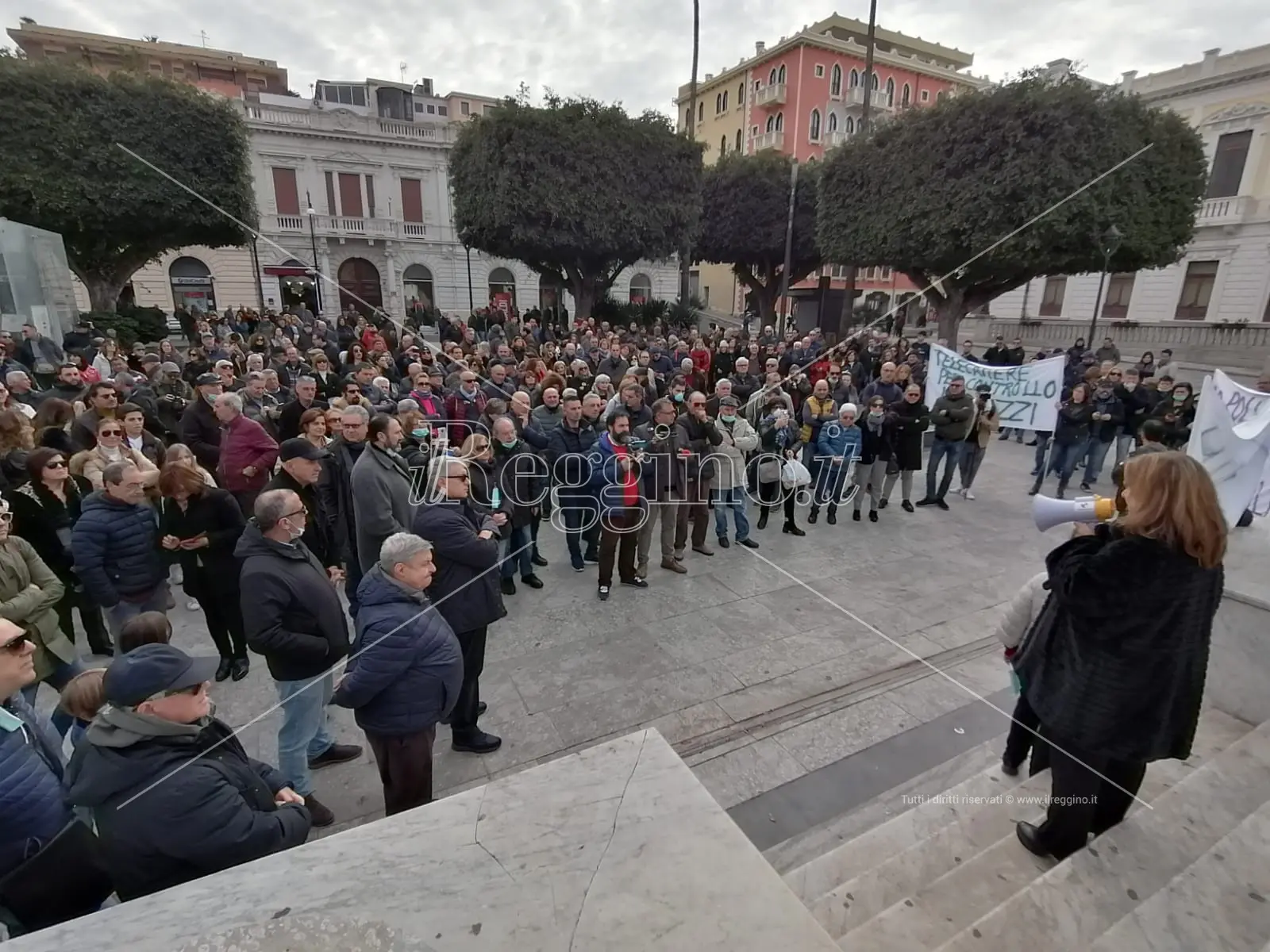 Reggio, caos rifiuti: cittadini in piazza. «Ora basta, siamo esasperati»