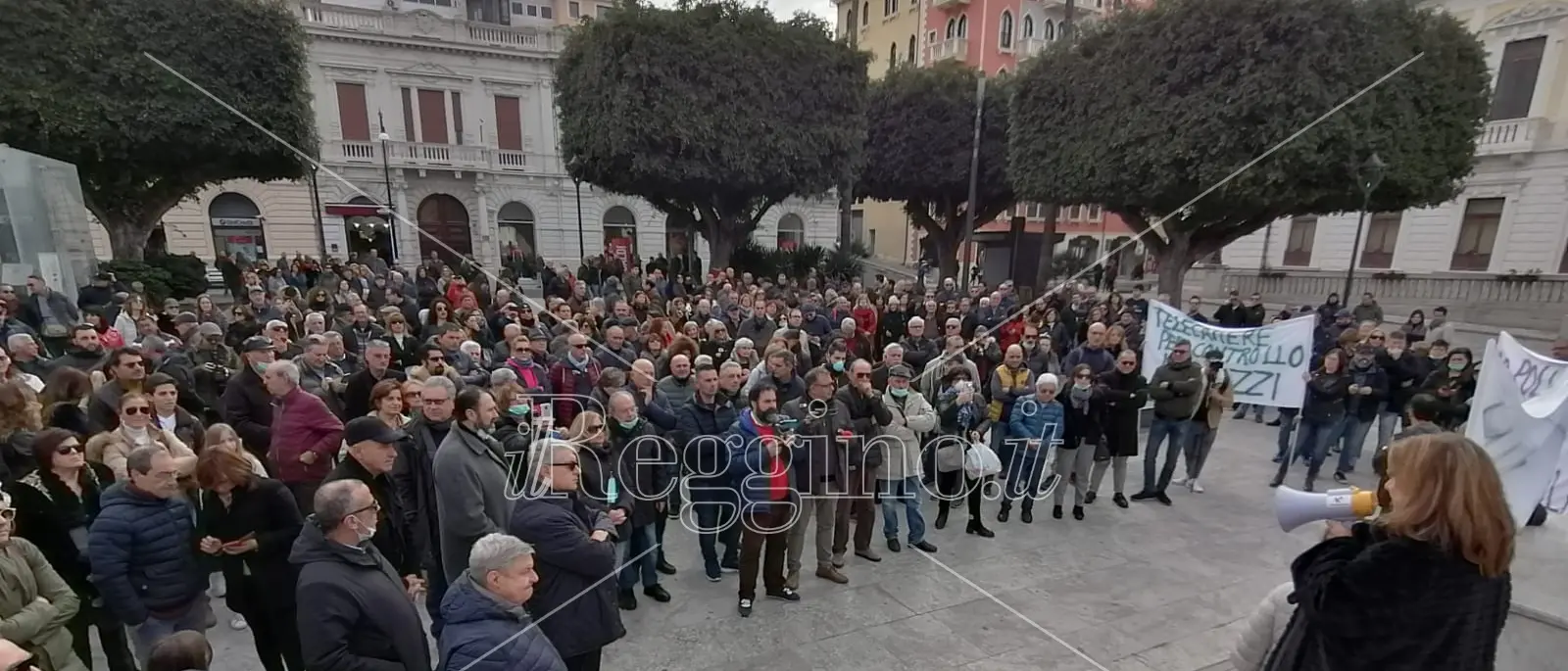 Reggio, caos rifiuti: cittadini in piazza. «Ora basta, siamo esasperati»
