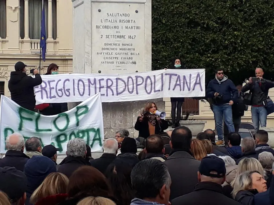 Rifiuti, Falcomatà con i cittadini: «Siamo una famiglia in difficoltà»