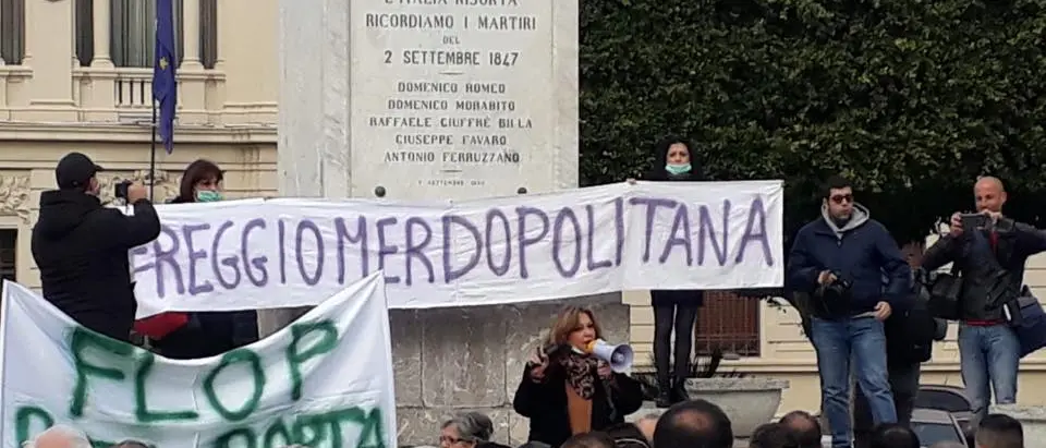 Rifiuti, Falcomatà con i cittadini: «Siamo una famiglia in difficoltà»