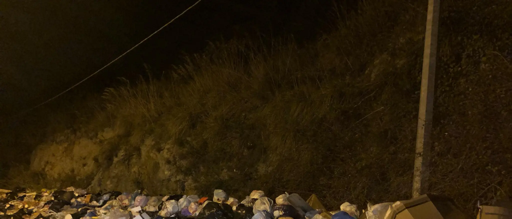 Non solo coronavirus, a Reggio Calabria è emergenza rifiuti: organico non ritirato in diverse zone