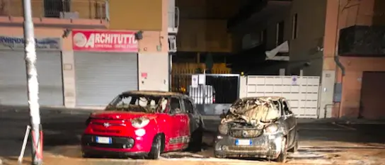 Reggio, in fiamme cinque auto. Si indaga sulle cause dell'incendio
