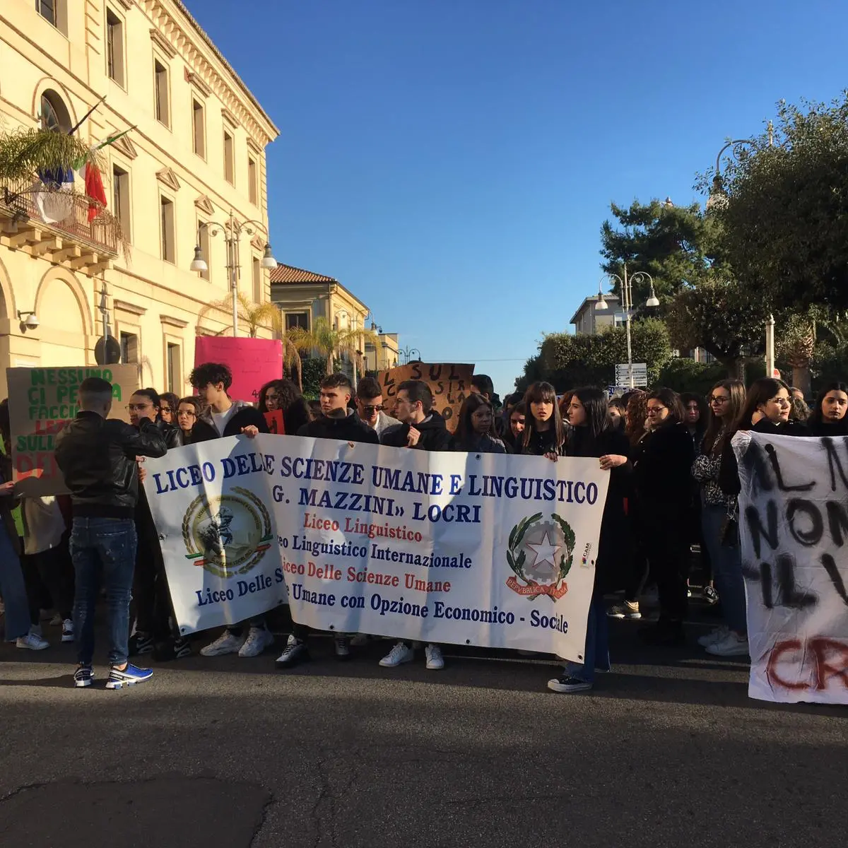 Abbondanza di alunni e carenza di aule. A Locri studenti in piazza