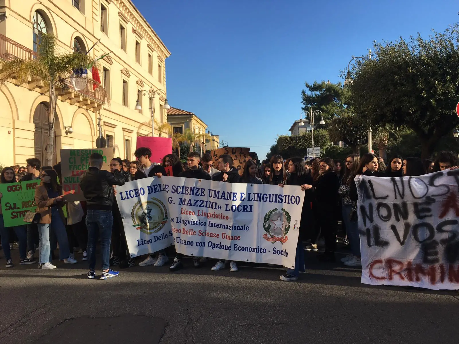 Abbondanza di alunni e carenza di aule. A Locri studenti in piazza