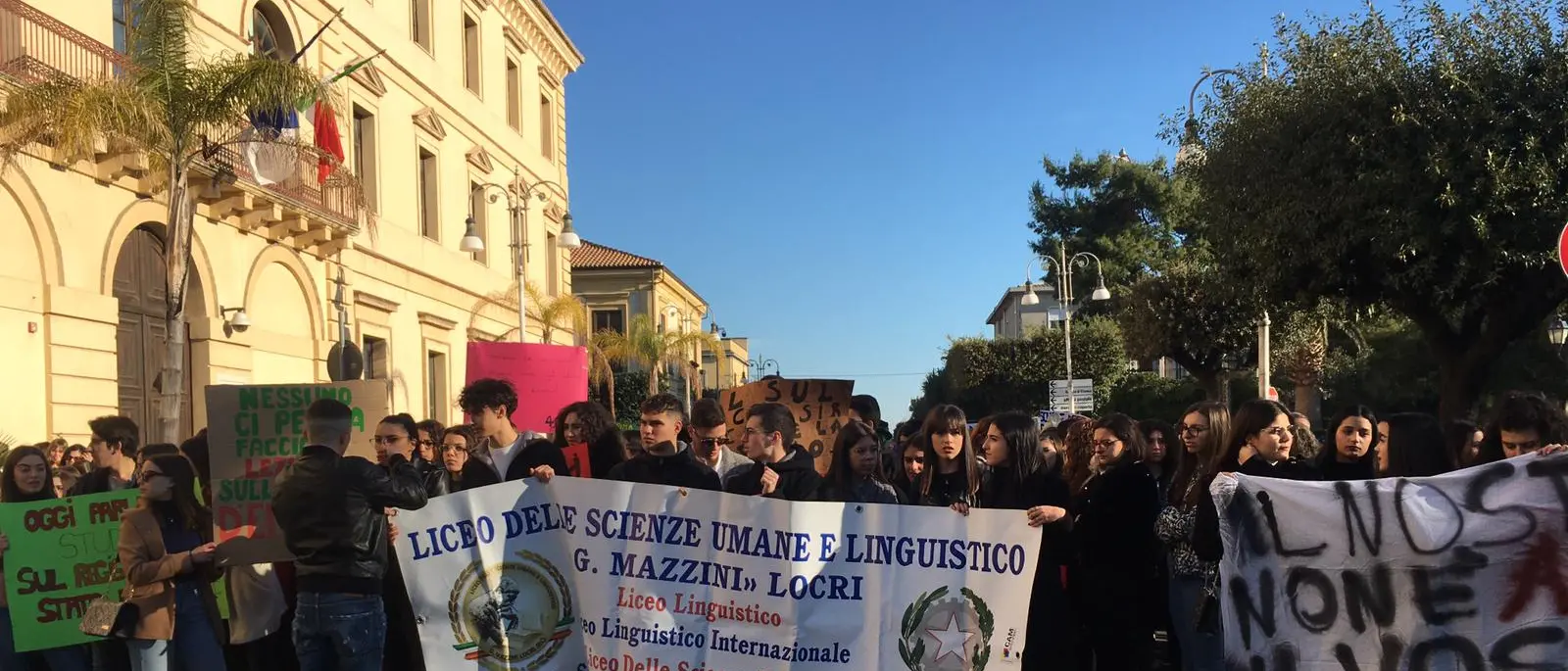 Abbondanza di alunni e carenza di aule. A Locri studenti in piazza