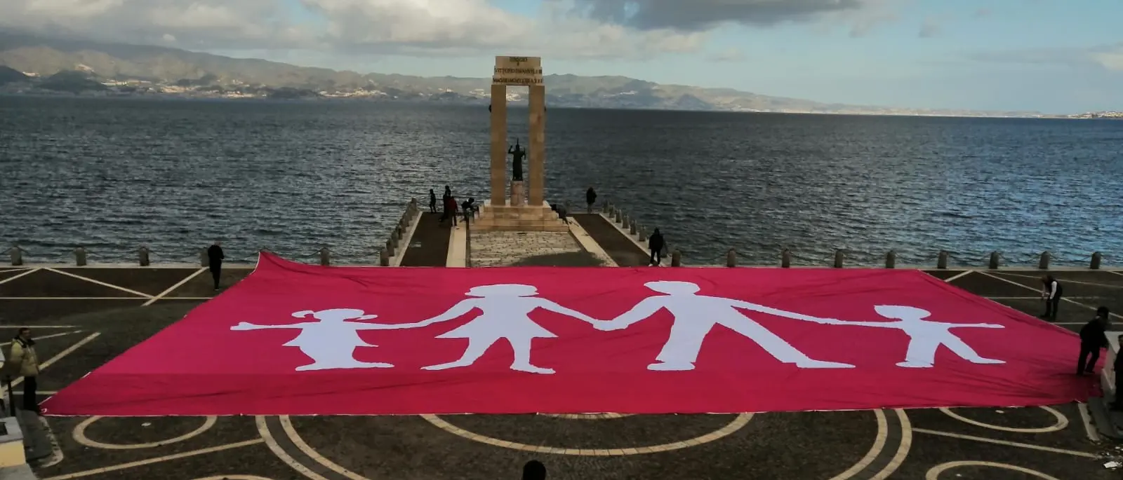 Reggio, all'arena dello Stretto il bandierone per la famiglia unita