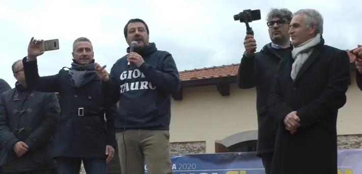 Accoglienza da rock star per Matteo Salvini nella tappa di Gioia Tauro del suo tour calabrese